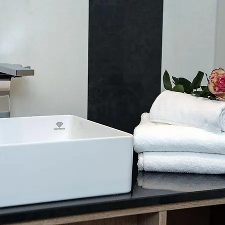 Lebensart-Am-See-Design-Ferienwohnung-Atmos-Direkt-Am-See * Bad Endorf